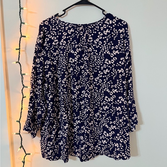 Elegant Navy and White Floral Blouse - Picture 9 of 9